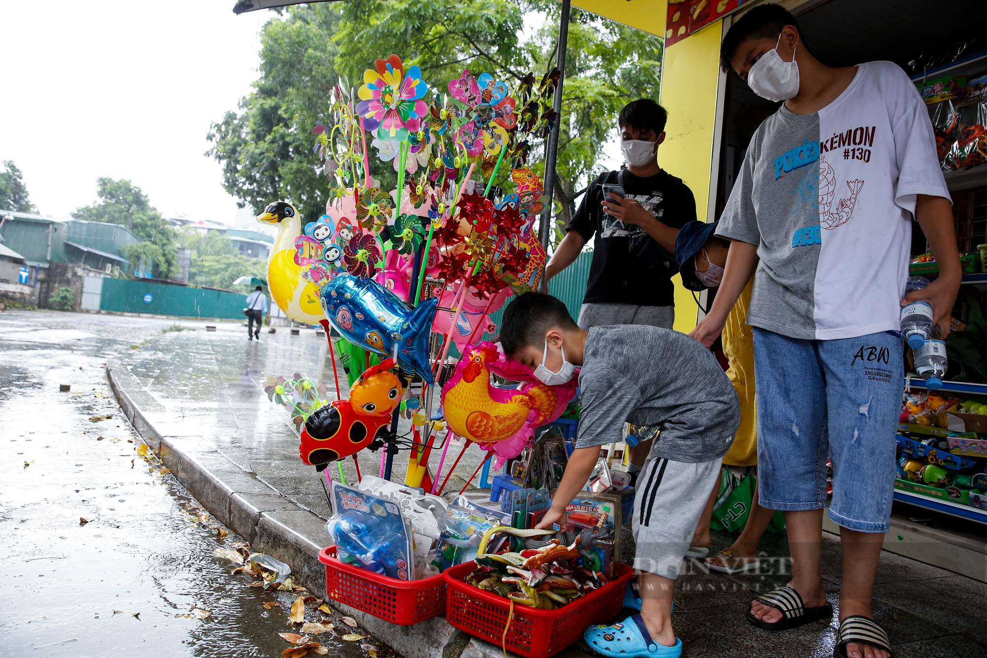 Khu vui chơi tại Hà Nội vắng lặng, người dân xếp hàng dài vào Lăng viếng Chủ tịch Hồ Chí Minh - Ảnh 4.