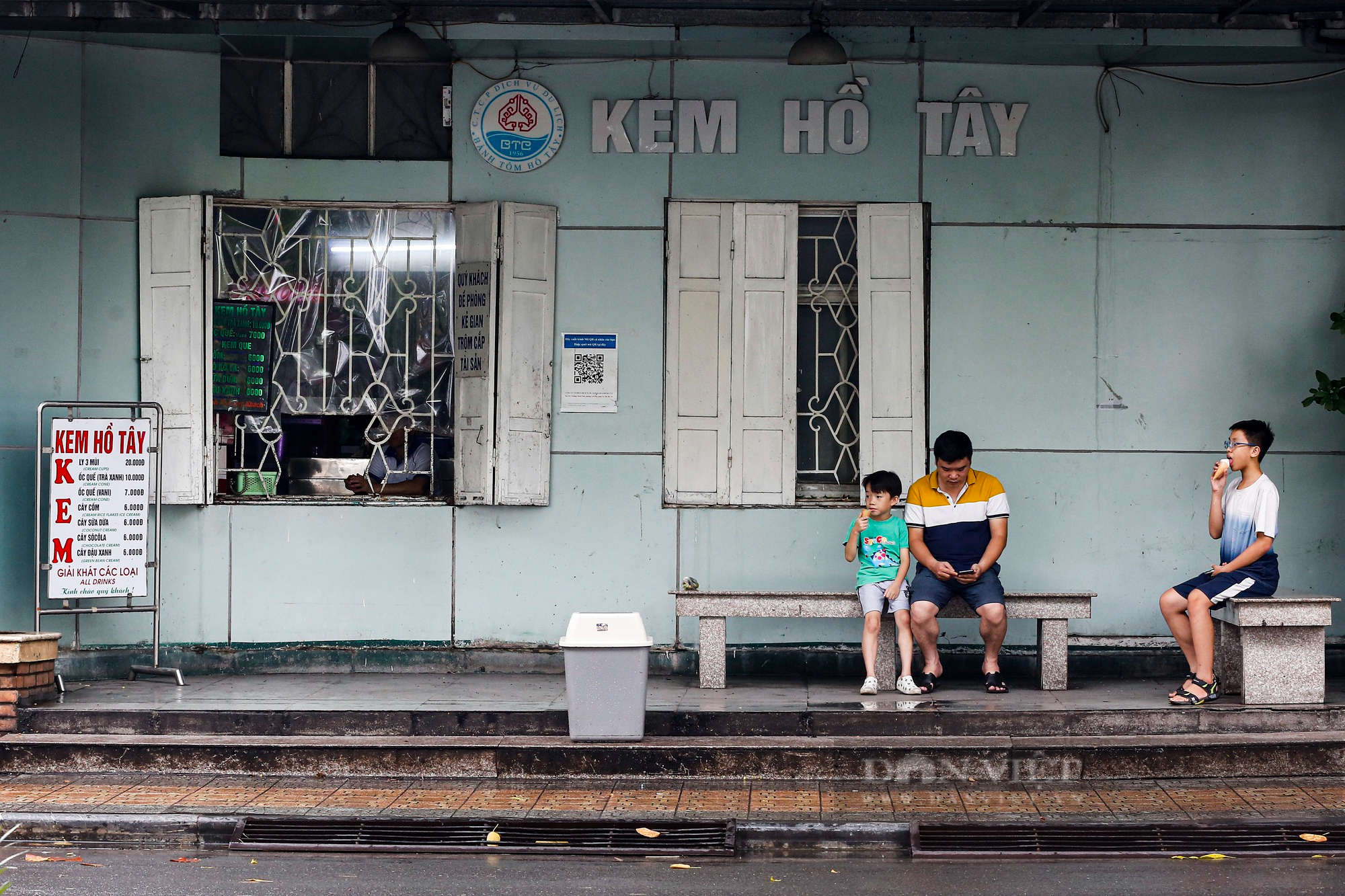 Khu vui chơi tại Hà Nội vắng lặng, người dân xếp hàng dài vào Lăng viếng Chủ tịch Hồ Chí Minh - Ảnh 9.