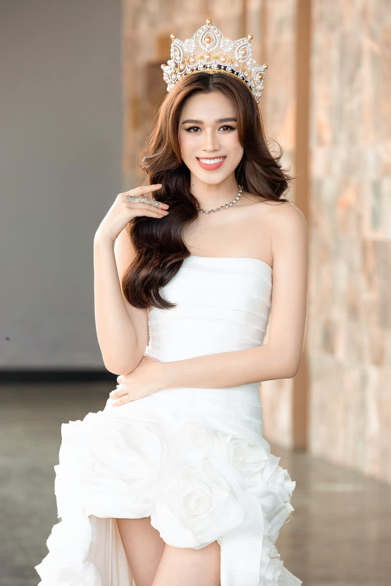 Hoa hậu Đỗ Thị Hà ghi điểm nhờ hành động đẹp trước Trung thu - Ảnh 7.