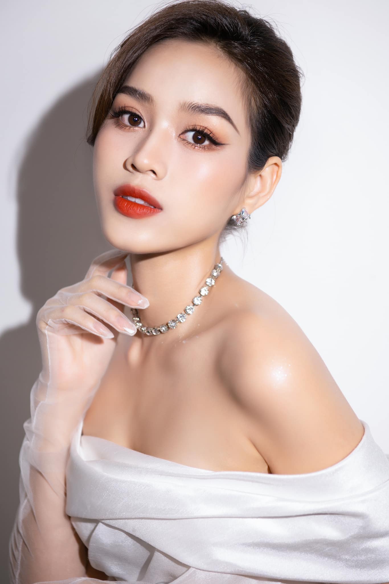 Hoa hậu Đỗ Thị Hà ghi điểm nhờ hành động đẹp trước Trung thu - Ảnh 5.