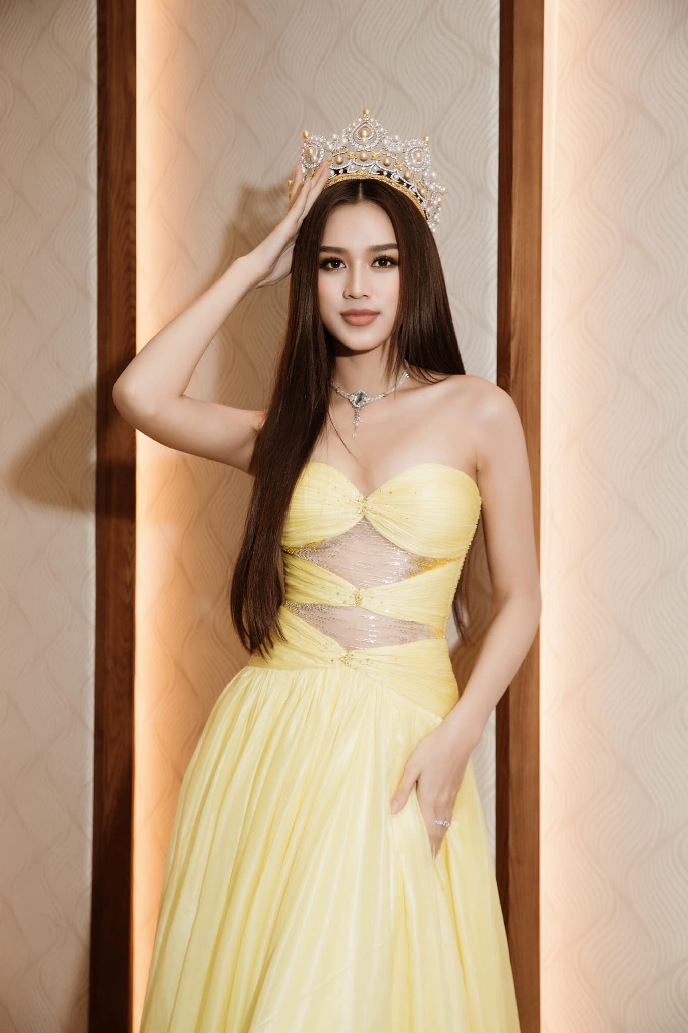 Hoa hậu Đỗ Thị Hà ghi điểm nhờ hành động đẹp trước Trung thu - Ảnh 10.