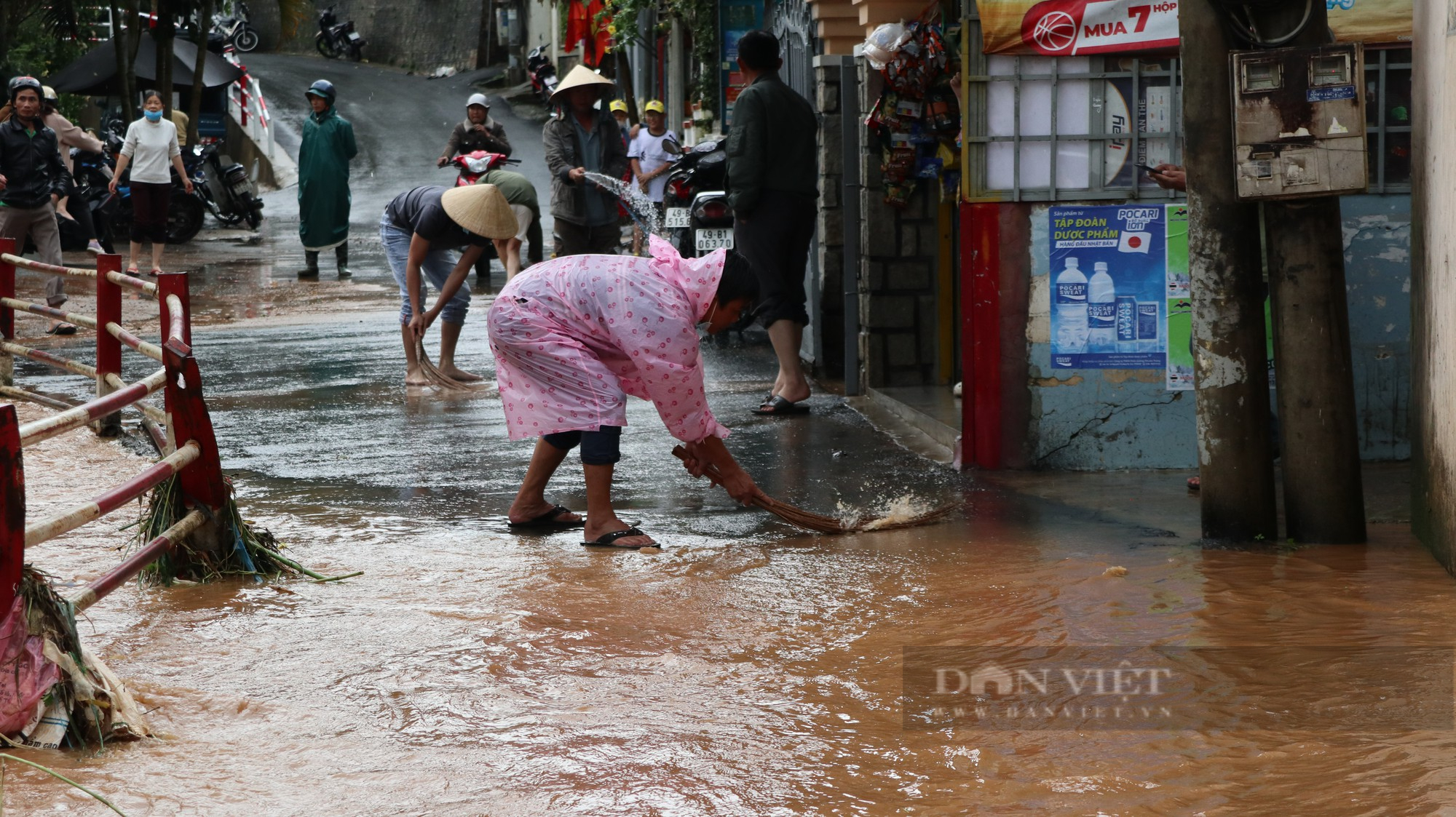 Ảnh: Người dân đường Phan Đình Phùng ở Đà Lạt bì bõm dọn nhà sau cơn mưa lớn - Ảnh 9.