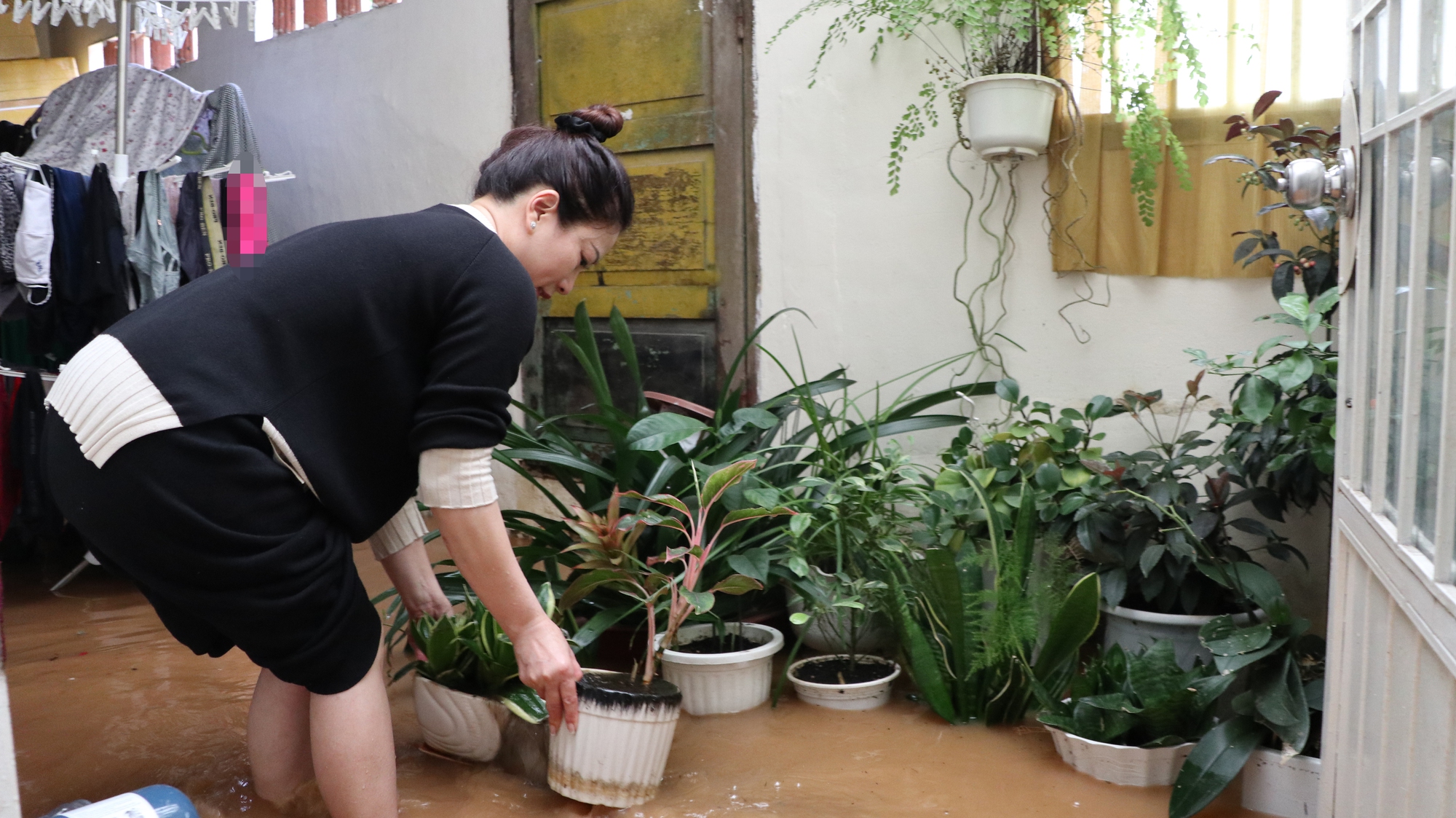 Ảnh: Người dân đường Phan Đình Phùng ở Đà Lạt bì bõm dọn nhà sau cơn mưa lớn - Ảnh 4.