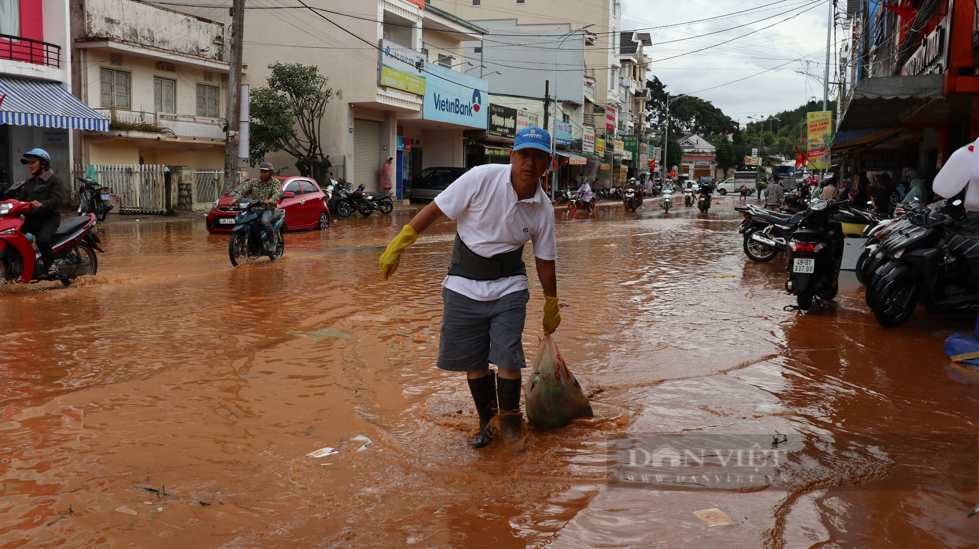 Ảnh: Người dân đường Phan Đình Phùng ở Đà Lạt bì bõm dọn nhà sau cơn mưa lớn - Ảnh 8.