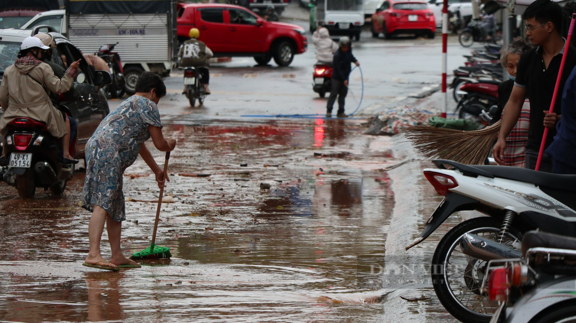 Ảnh: Người dân đường Phan Đình Phùng ở Đà Lạt bì bõm dọn nhà sau cơn mưa lớn - Ảnh 10.