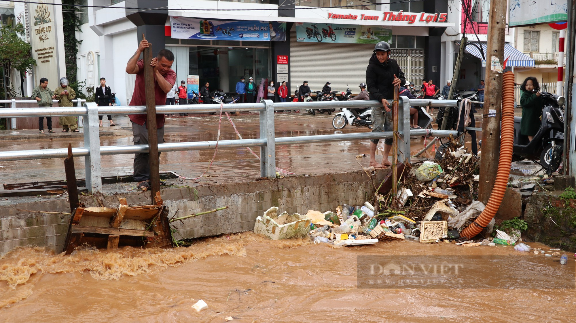 Ảnh: Người dân đường Phan Đình Phùng ở Đà Lạt bì bõm dọn nhà sau cơn mưa lớn - Ảnh 2.