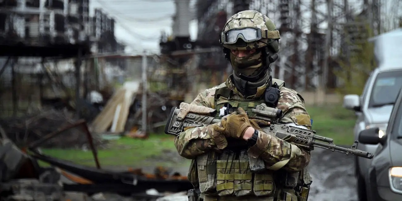 Tin truyền thông: Lính Nga đọ súng với sĩ quan an ninh FBS tại quán bar ở Ukraine, nhiều người thiệt mạng - Ảnh 1.