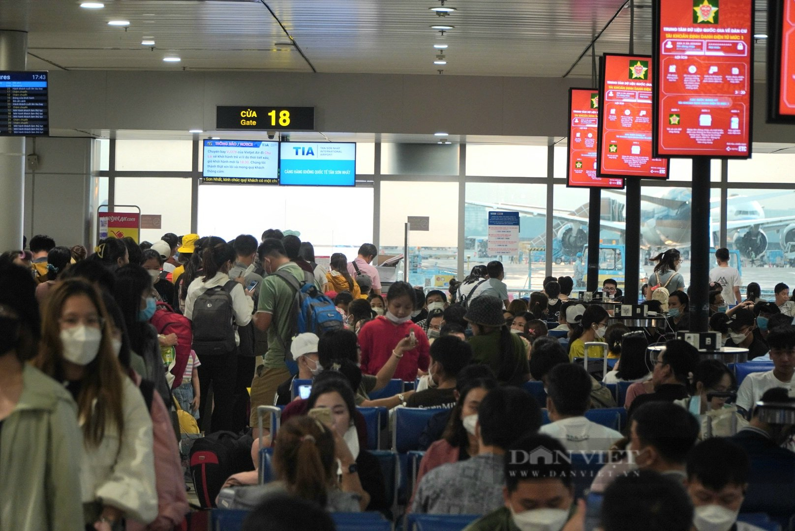 Dân đổ xô đi chơi lễ, sân bay Tân Sơn Nhất đông như kiến - Ảnh 3.