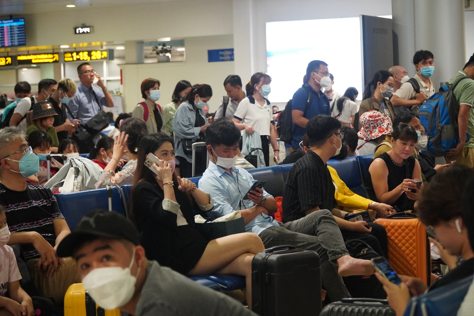Khách bay quốc nội tăng vọt, sân bay Tân Sơn Nhất đón 3 triệu lượt khách dịp Tết - Ảnh 1.