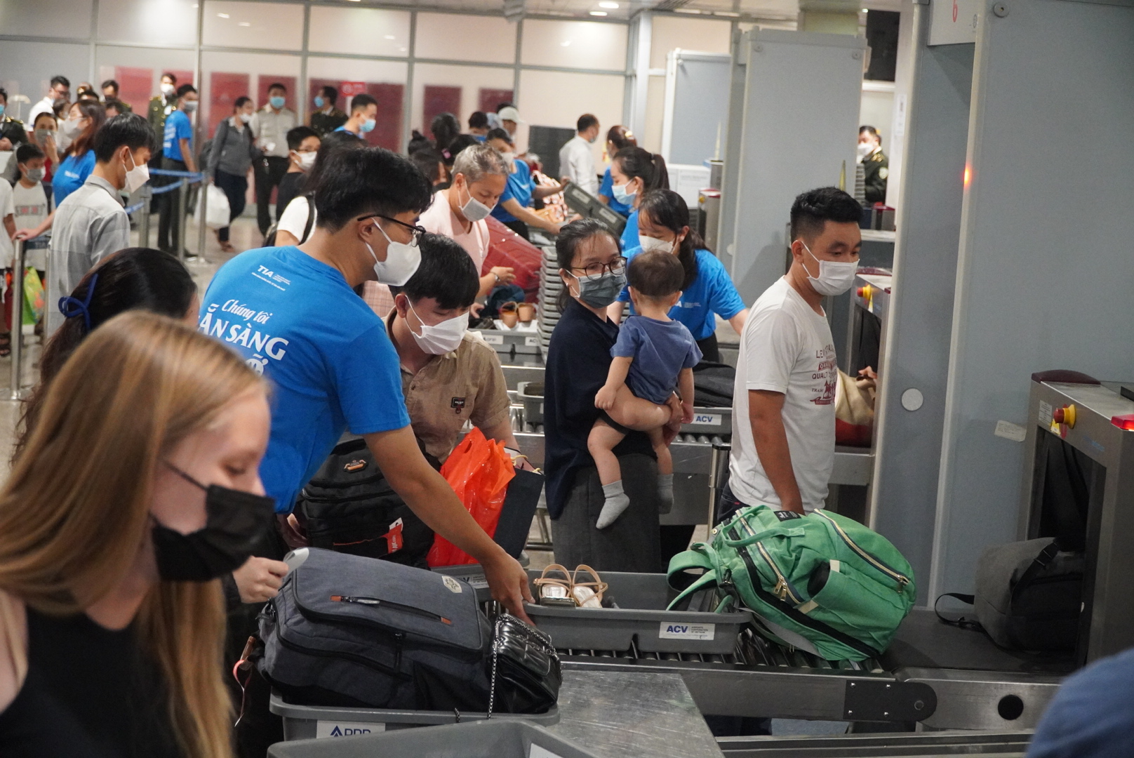 Đón khách kỉ lục, sân bay Tân Sơn Nhất tiếp tục tăng chuyến bay đêm phục vụ người dân về quê đón Tết - Ảnh 3.