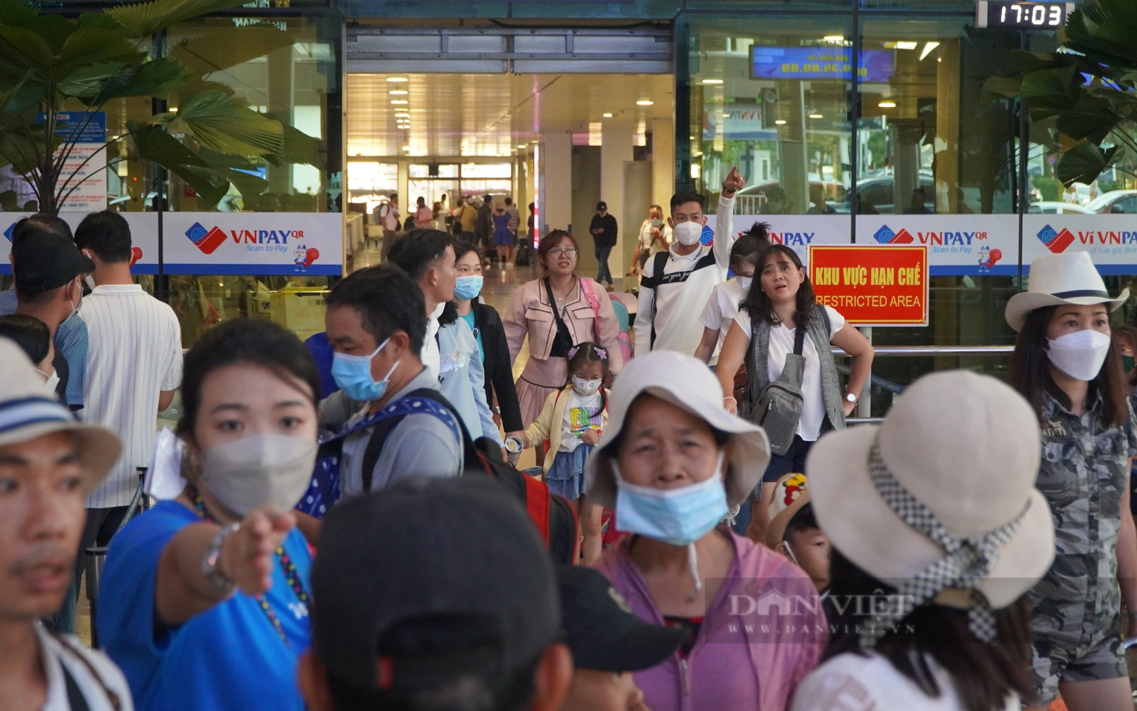 Dân đổ xô đi chơi lễ, sân bay Tân Sơn Nhất đông nghịt người