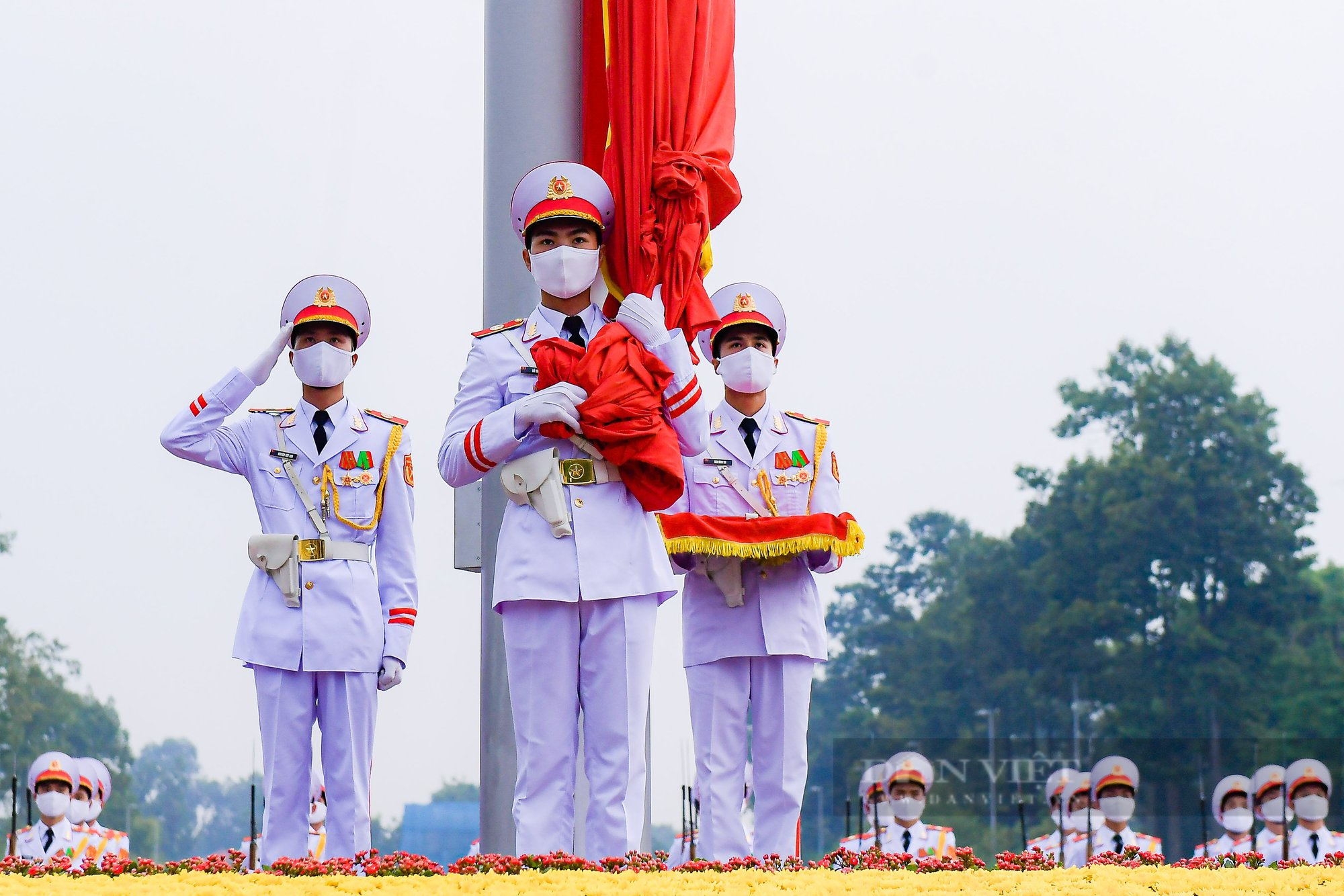 Lễ thượng cờ mừng Quốc khánh ở Lăng Chủ tịch Hồ Chí Minh - Ảnh 4.