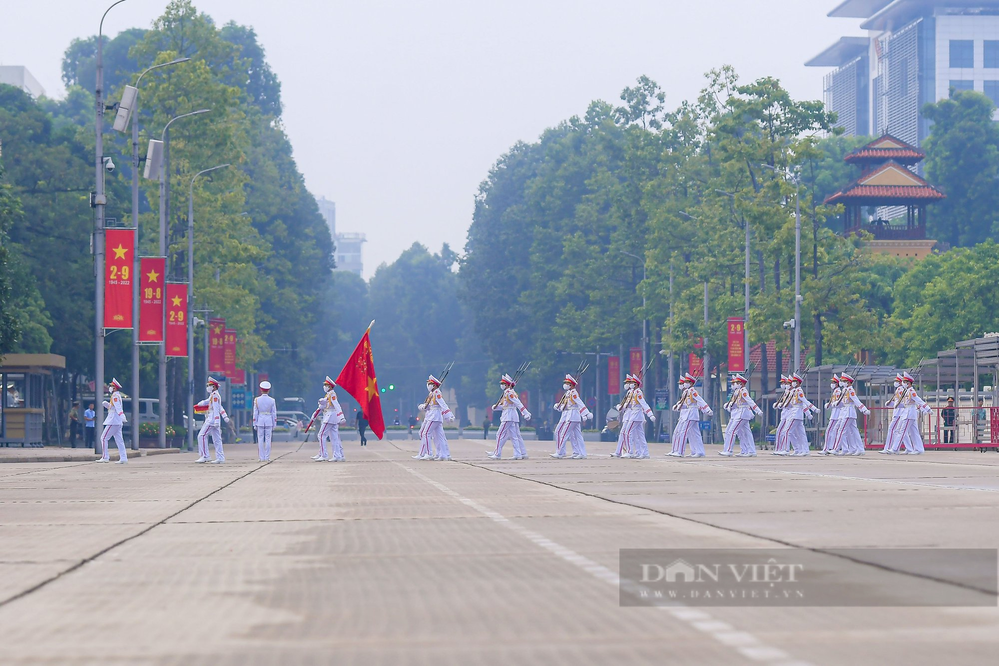 Lễ thượng cờ mừng Quốc khánh ở Lăng Chủ tịch Hồ Chí Minh - Ảnh 7.