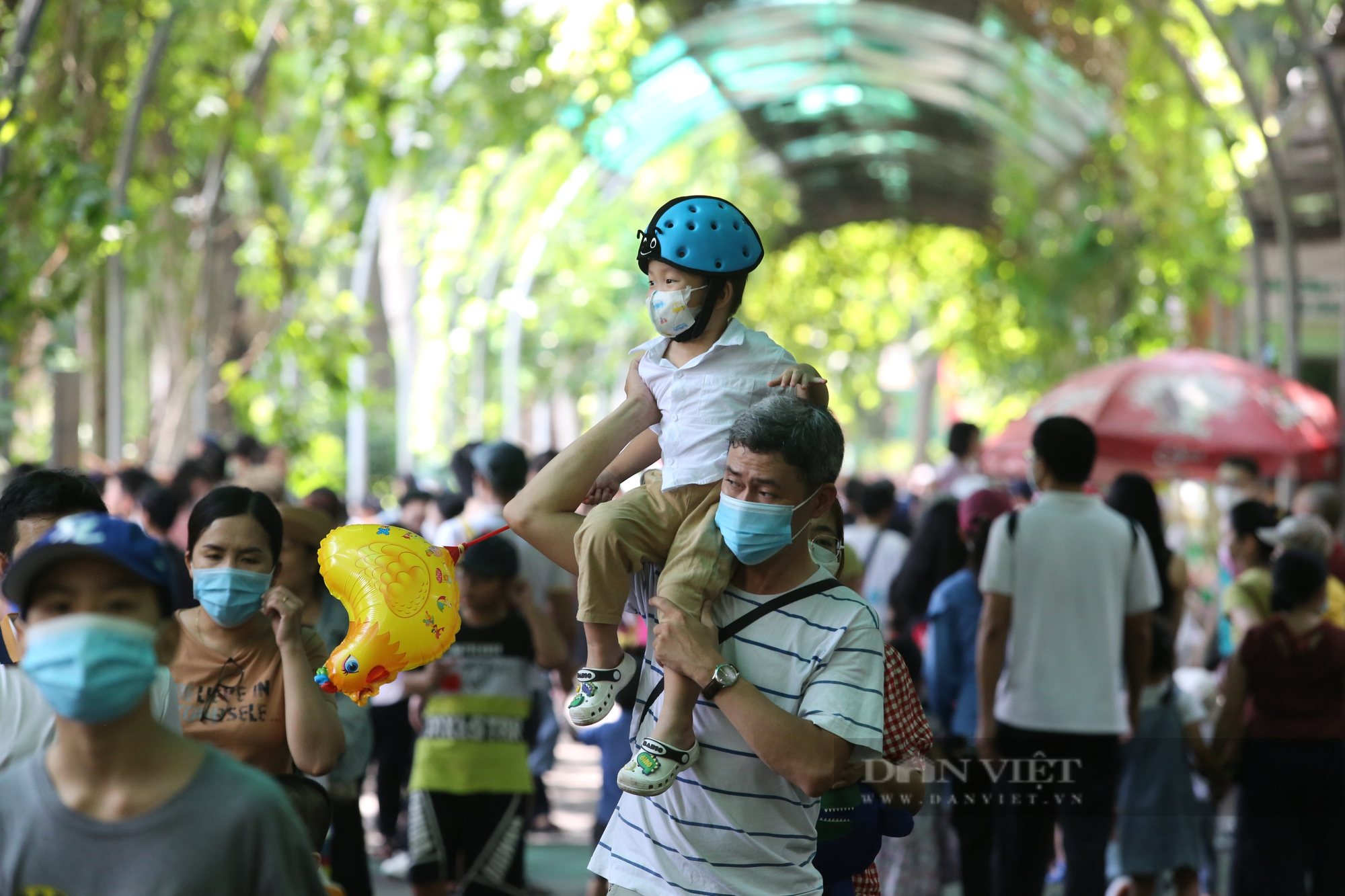 Đến hẹn lại lên, hàng ngàn người &quot;tập kết&quot; tại Thảo Cầm Viên ngày đầu nghỉ lễ - Ảnh 4.