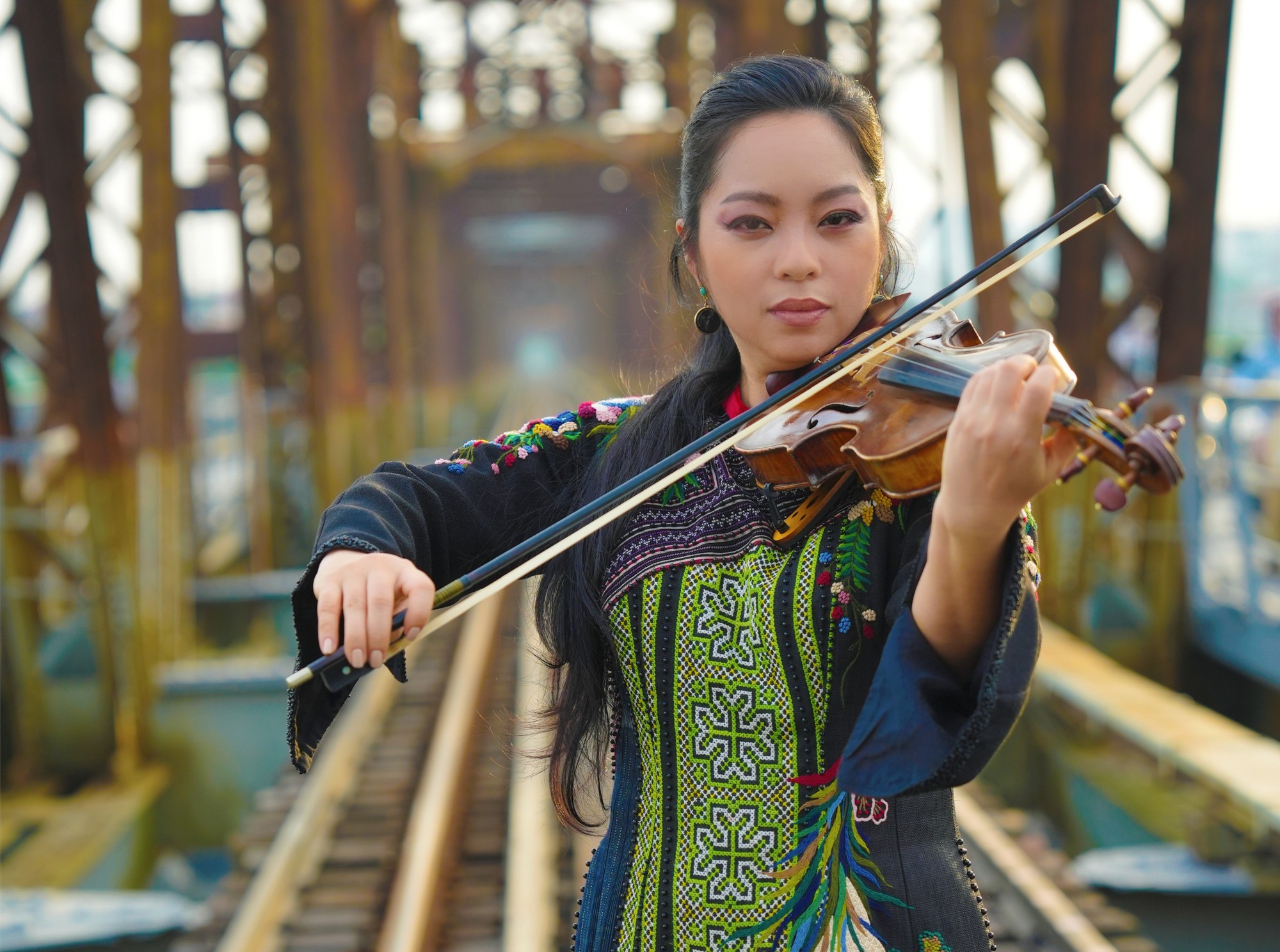 Violinist Trịnh Minh Hiền và món quà bất ngờ dâng tặng ngày Quốc khánh - Ảnh 1.
