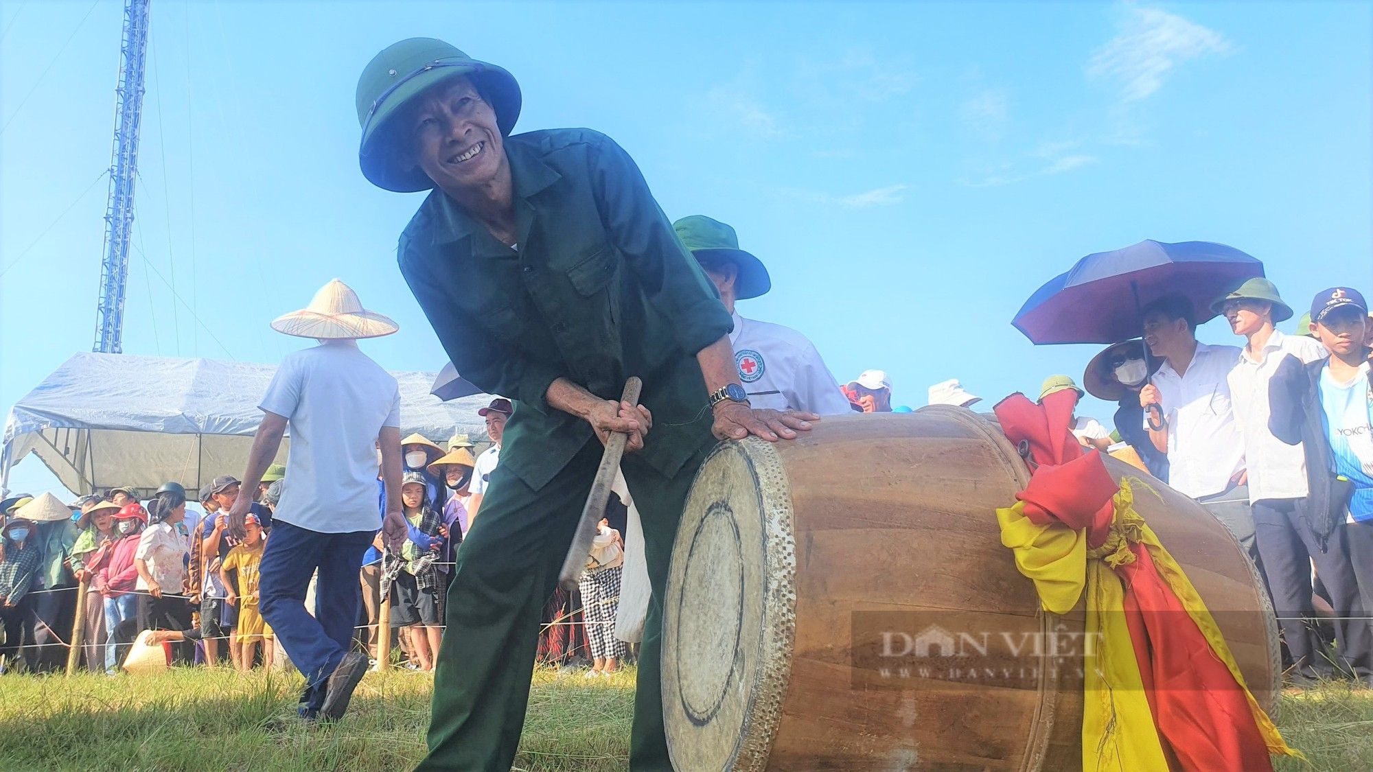 Hà Tĩnh: Trai làng đọ sức, tranh tài ở hội vật truyền thống chào mừng Quốc khánh 2/9 - Ảnh 7.