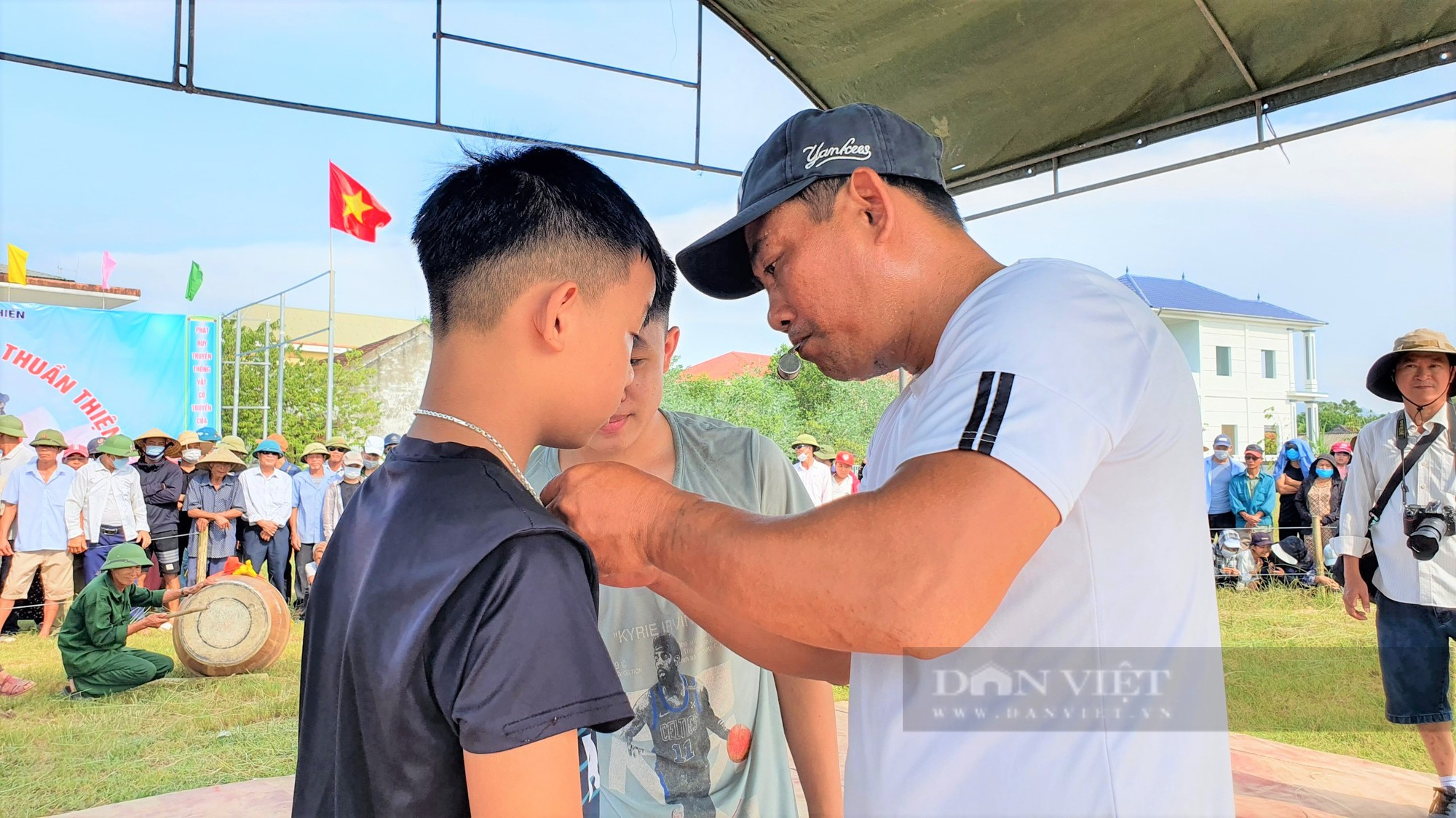 Hà Tĩnh: Trai làng đọ sức, tranh tài ở hội vật truyền thống chào mừng Quốc khánh 2/9 - Ảnh 3.