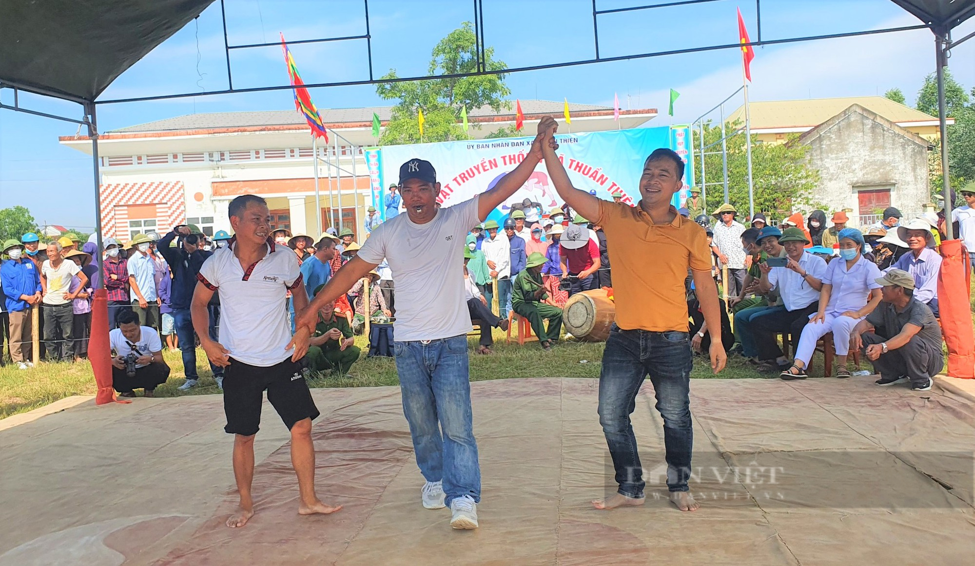 Hà Tĩnh: Trai làng đọ sức, tranh tài ở hội vật truyền thống chào mừng Quốc khánh 2/9 - Ảnh 11.