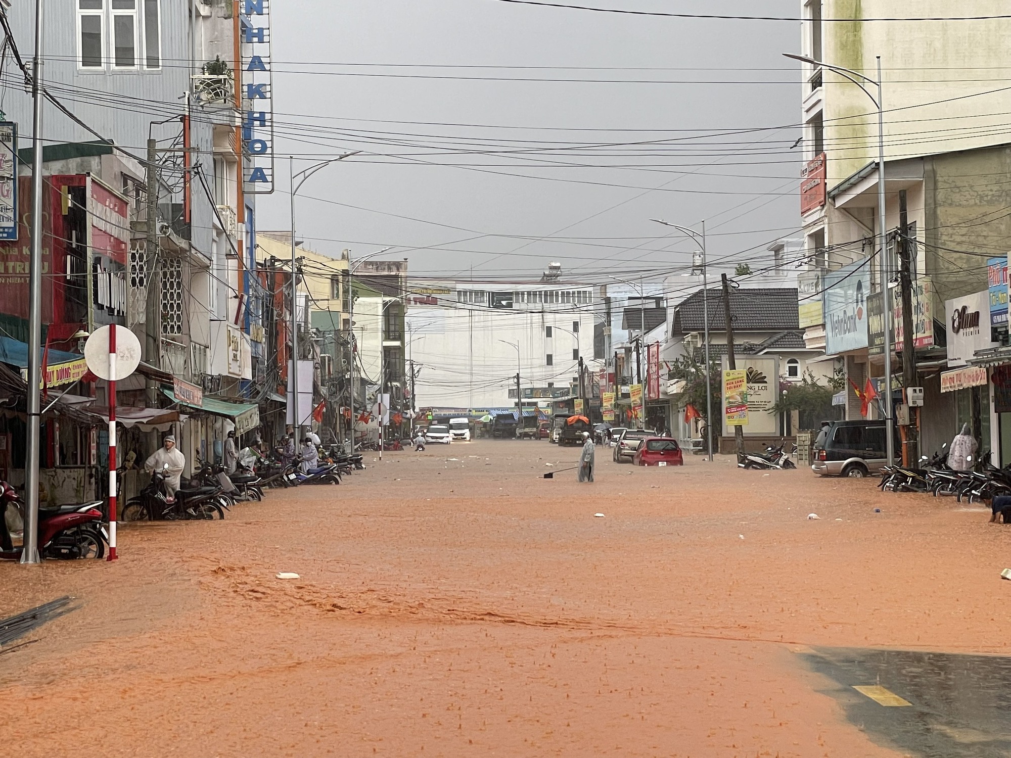 Ảnh: Người dân đường Phan Đình Phùng ở Đà Lạt bì bõm dọn nhà sau cơn mưa lớn - Ảnh 1.