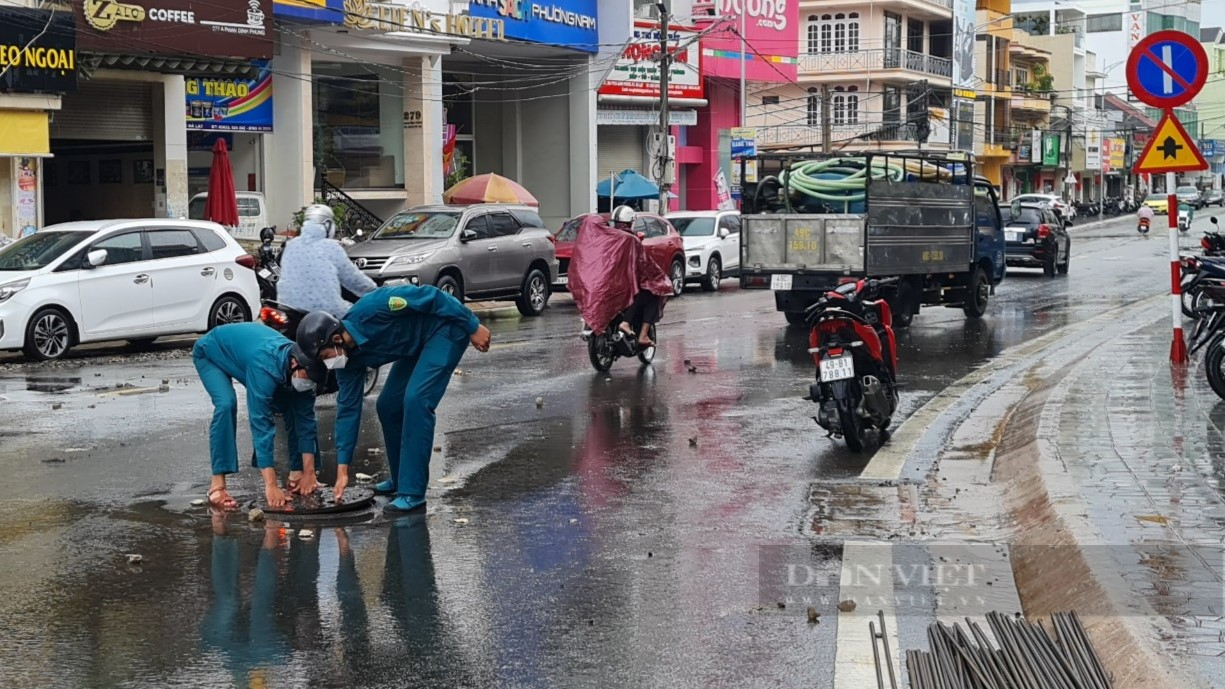 Ảnh: Người dân đường Phan Đình Phùng ở Đà Lạt bì bõm dọn nhà sau cơn mưa lớn - Ảnh 11.