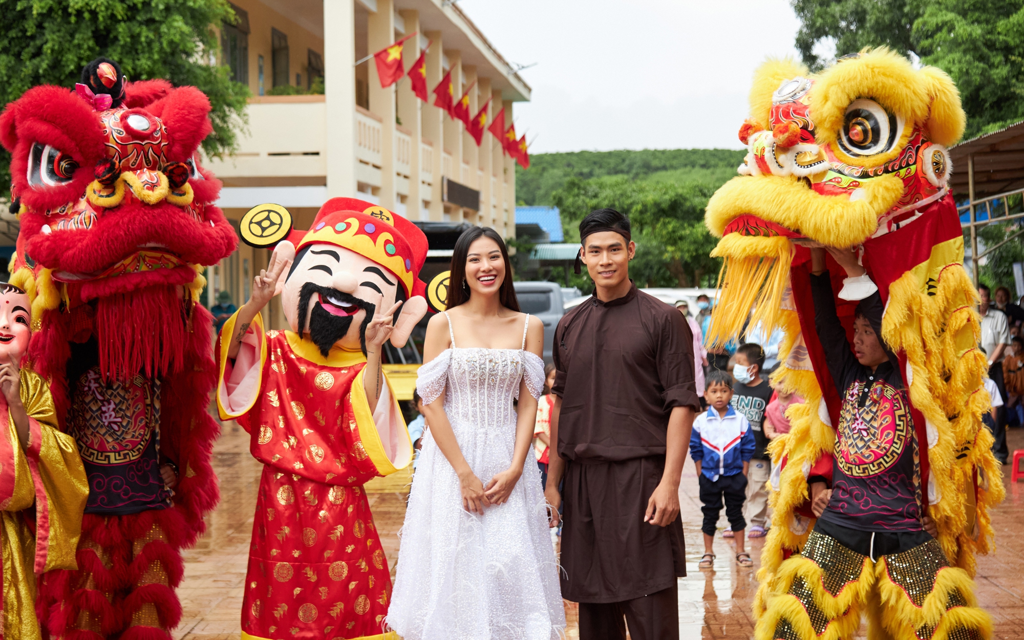 Nam vương Danh Chiếu Linh làm chú Cuội, Á hậu Siêu quốc gia Kim Duyên làm chị Hằng giữa 1000 em nhỏ 