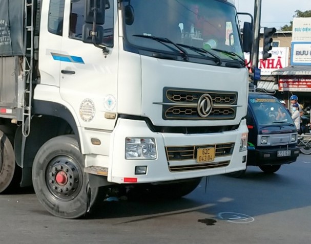 Long An: Đậu ngay vạch chờ đèn đỏ, người phụ nữ bị xe tải cán qua người tử vong - Ảnh 1.