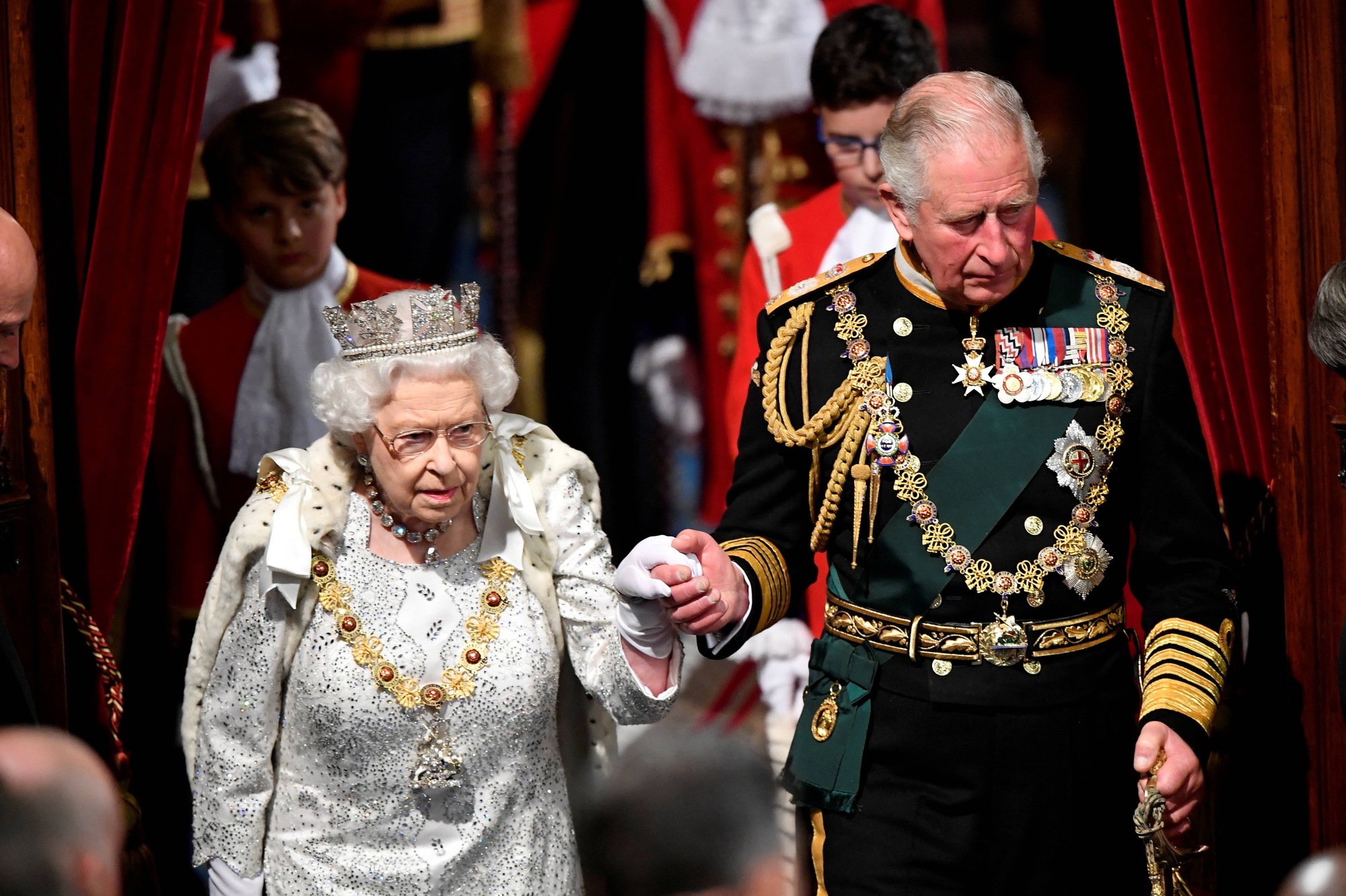 Mọi ánh mắt đổ dồn vào người kế nhiệm Nữ hoàng Elizabeth II - Ảnh 2.