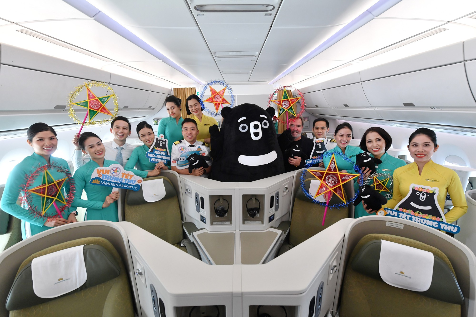 Hành khách nhận quà Trung Thu bất ngờ từ Vietnam Airlines và Animals Asia - Ảnh 5.