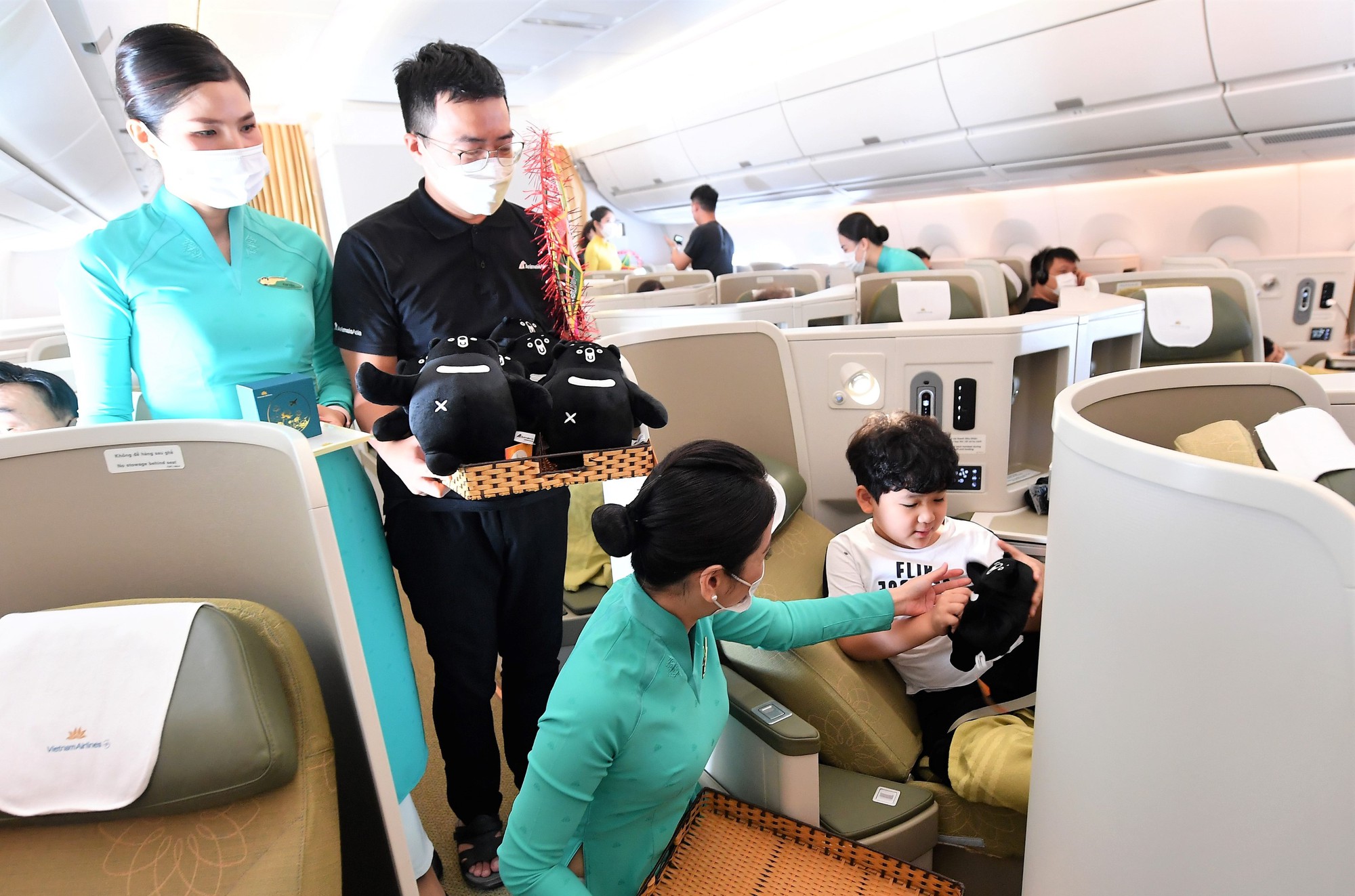 Hành khách nhận quà Trung Thu bất ngờ từ Vietnam Airlines và Animals Asia - Ảnh 3.