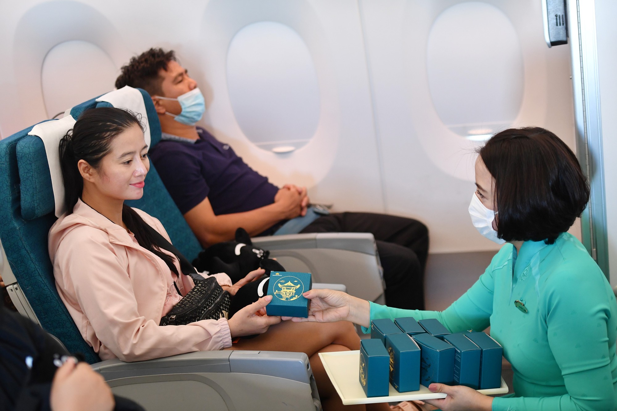 Hành khách nhận quà Trung Thu bất ngờ từ Vietnam Airlines và Animals Asia - Ảnh 1.