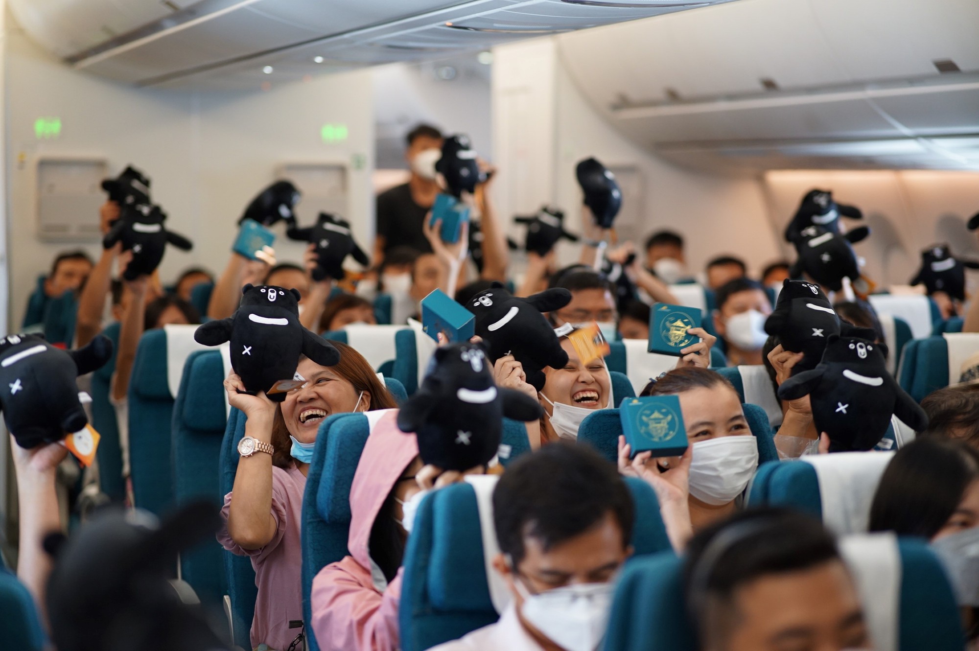 Hành khách nhận quà Trung Thu bất ngờ từ Vietnam Airlines và Animals Asia - Ảnh 4.
