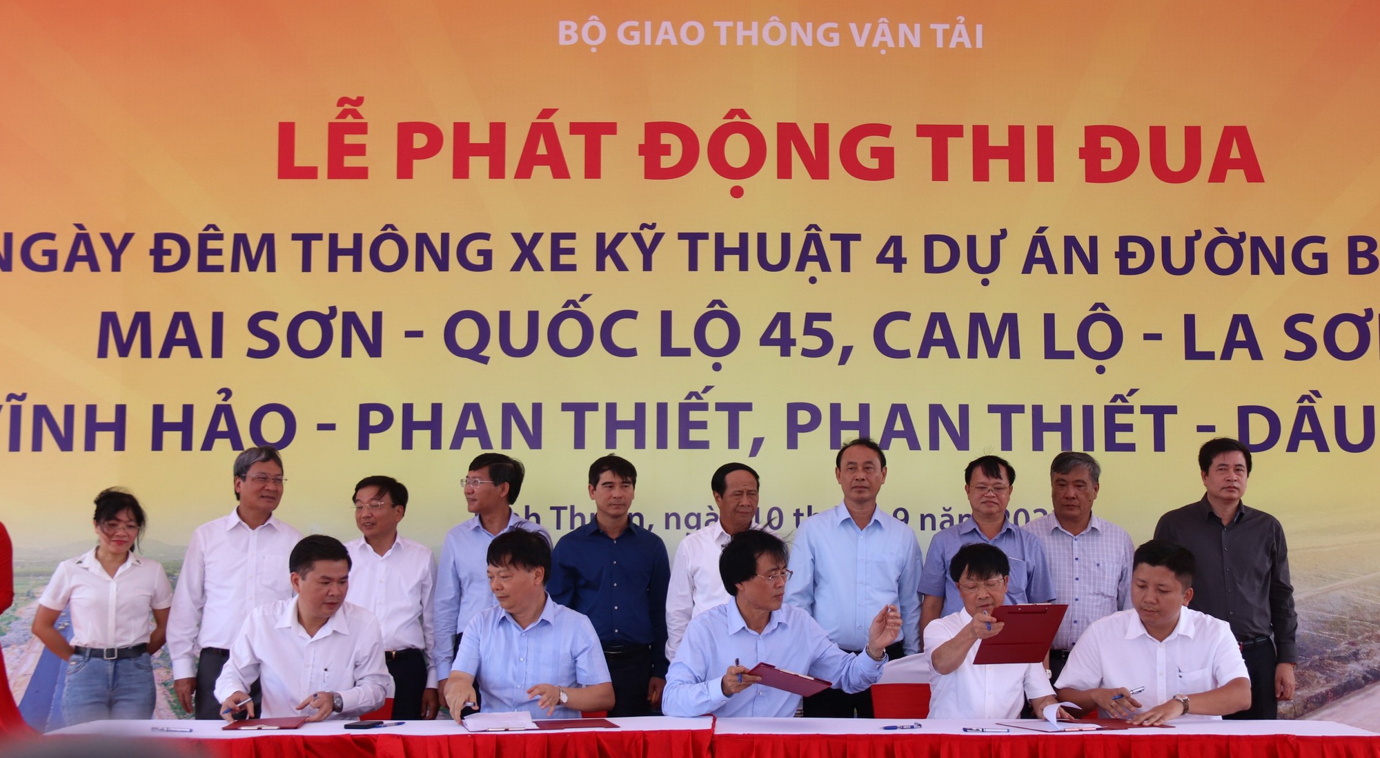 Phó Thủ tướng Lê Văn Thành dự lễ phát động thi đua 120 ngày &quot;nước rút&quot; cao tốc Bắc – Nam tại Bình Thuận - Ảnh 2.