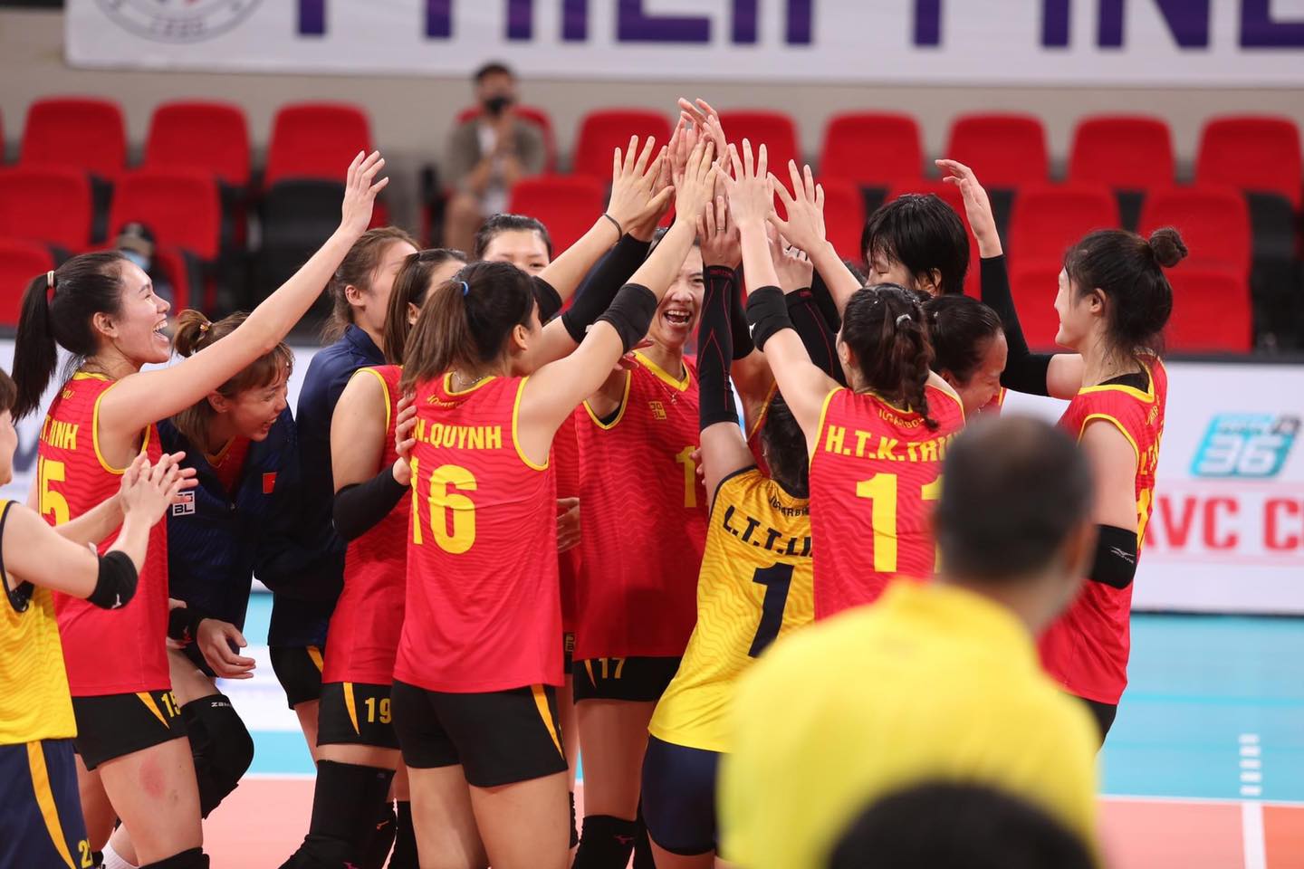 Đẳng cấp vượt trội, ĐT bóng chuyền nữ Việt Nam đè bẹp Indonesia - Ảnh 1.