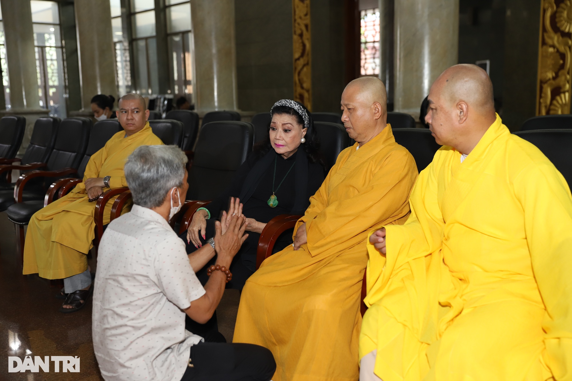 Đám tang minh tinh Thẩm Thúy Hằng: Các con tề tựu, NSND Kim Cương bật khóc - Ảnh 8.