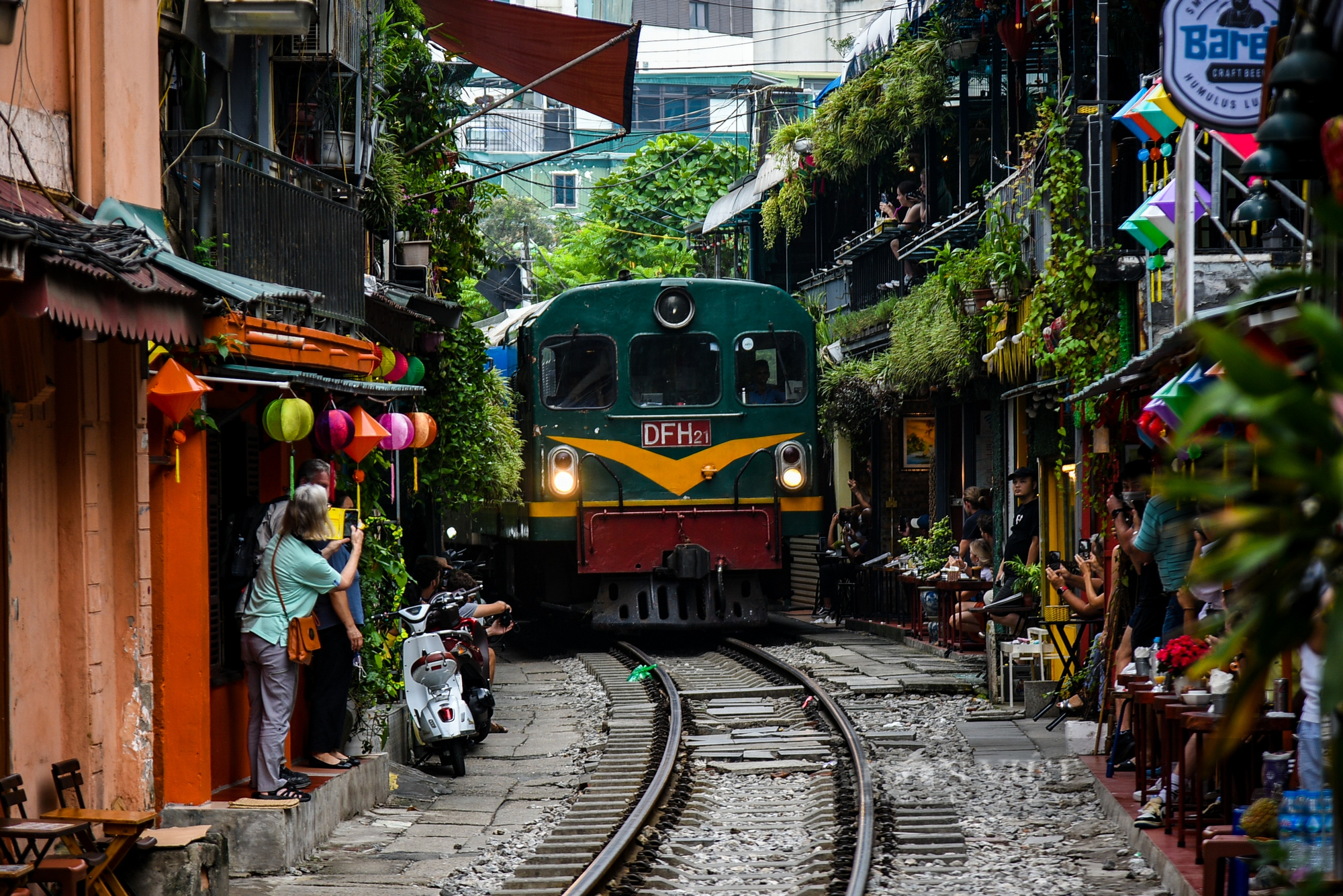 Nhộn nhịp khách Tây trải nghiệm cà phê phố đường tàu vào dịp cuối tuần - Ảnh 9.