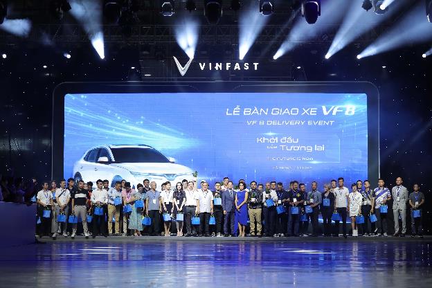 VINFAST bàn giao 100 ô tô điện vf 8 đầu tiên, chuẩn bị xuất khẩu ra quốc tế - Ảnh 3.