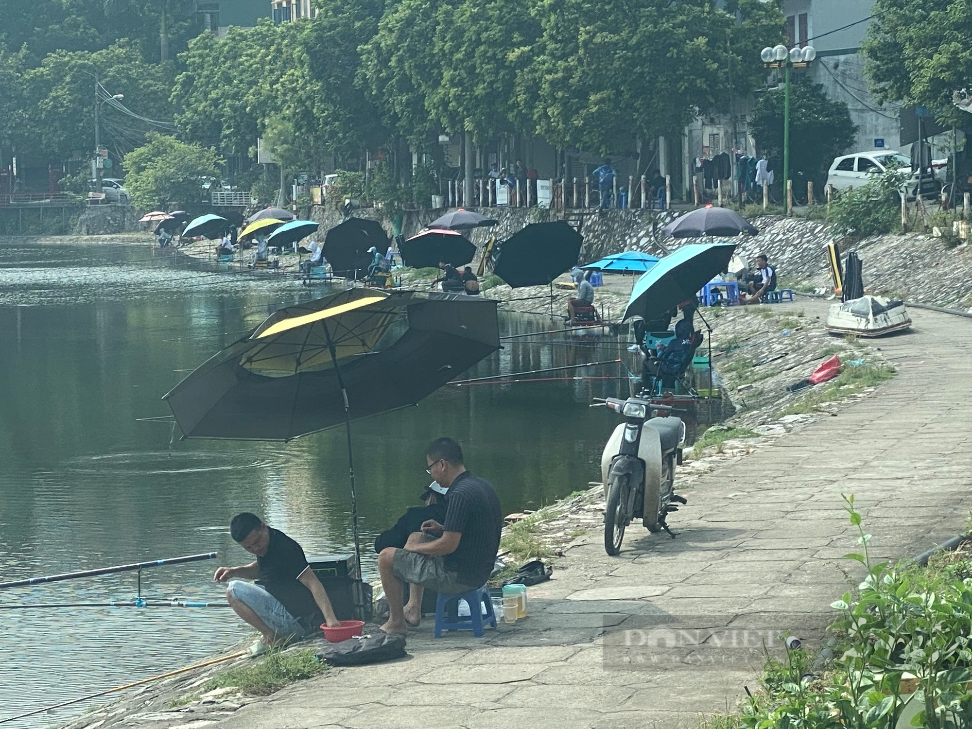 Hồ Đầm Sòi, Định Công vắng bóng người câu cá có thưởng khi Công an phường kiểm tra - Ảnh 2.