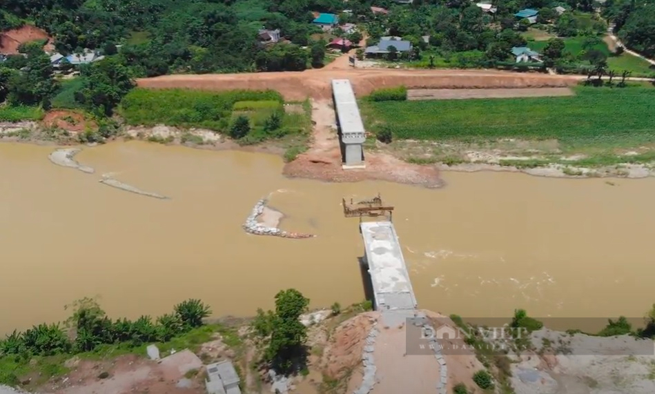 Lào Cai: Cầu trị giá 55 tỷ thi công chậm tiến độ, người dân phải lụy đò qua sông - Ảnh 2.