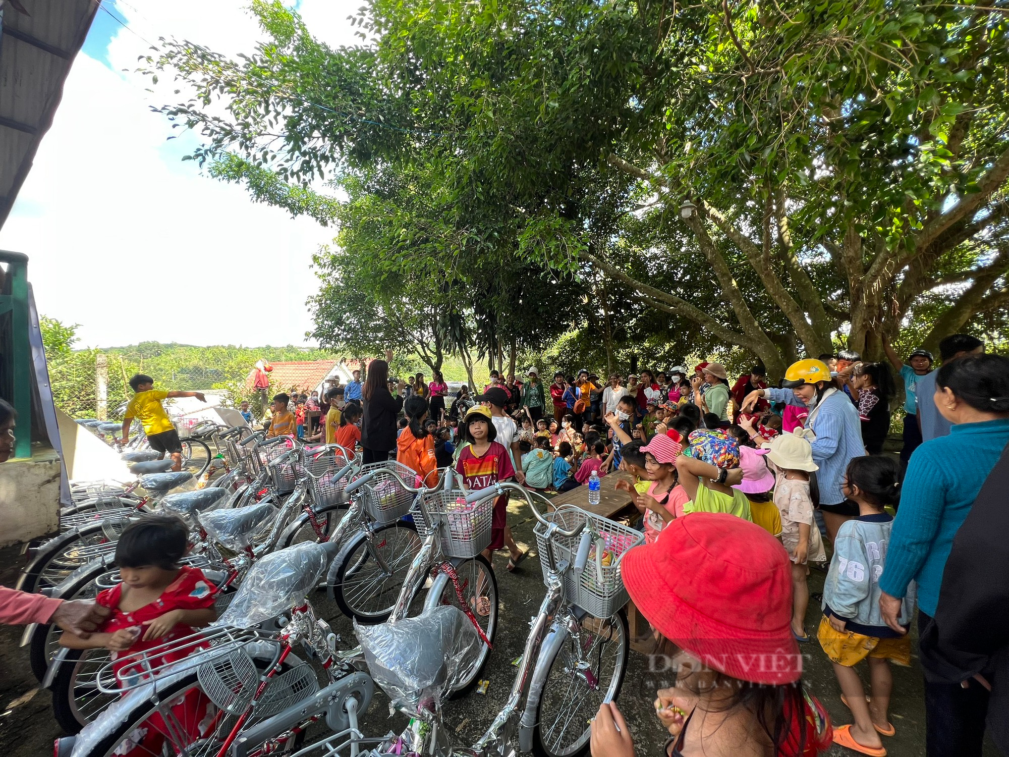 Báo Nông thôn Ngày nay/điện tử Dân Việt trao 300 suất quà và 10 xe đạp cho các em thiếu nhi dịp trung thu 2022 - Ảnh 3.