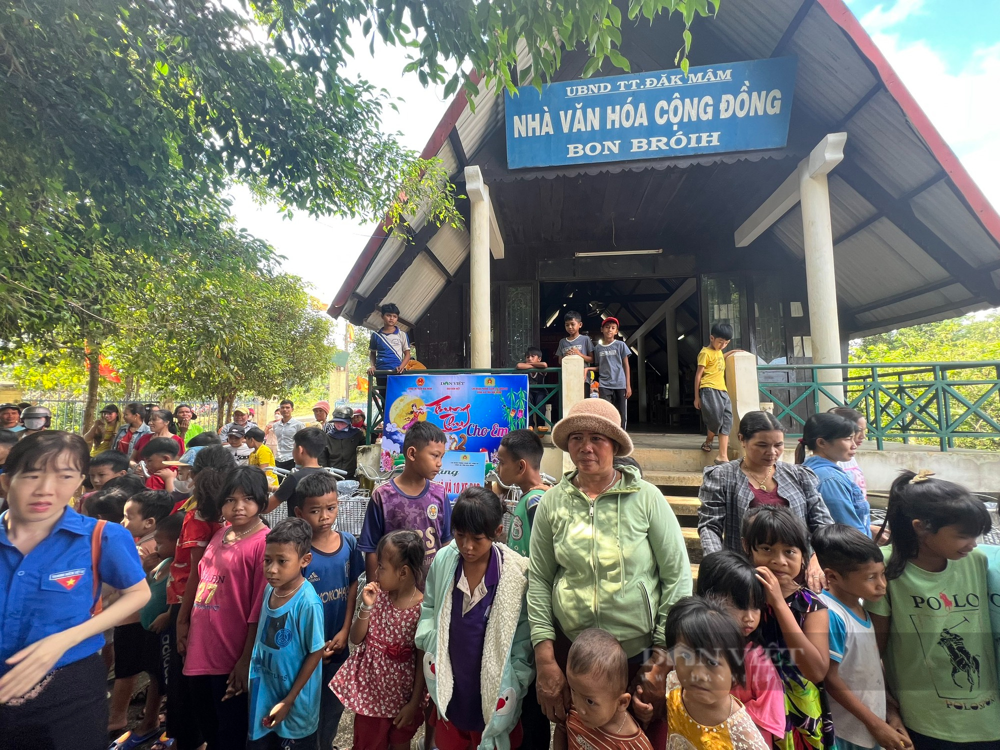 Báo Nông thôn Ngày nay/điện tử Dân Việt trao 300 suất quà và 10 xe đạp cho các em thiếu nhi dịp trung thu 2022 - Ảnh 5.