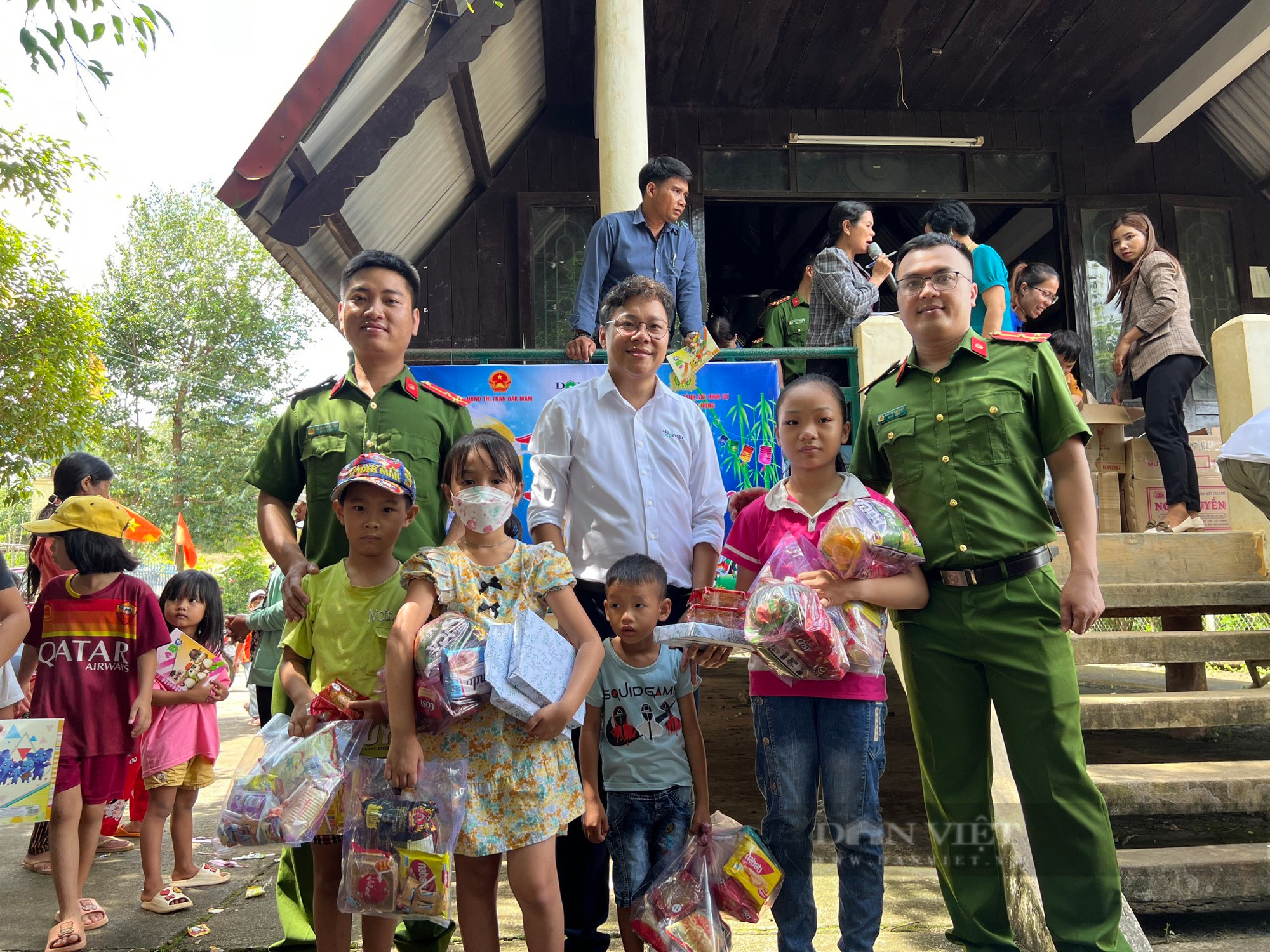 Báo Nông thôn Ngày nay/điện tử Dân Việt trao 300 suất quà và 10 xe đạp cho các em thiếu nhi dịp trung thu 2022 - Ảnh 7.