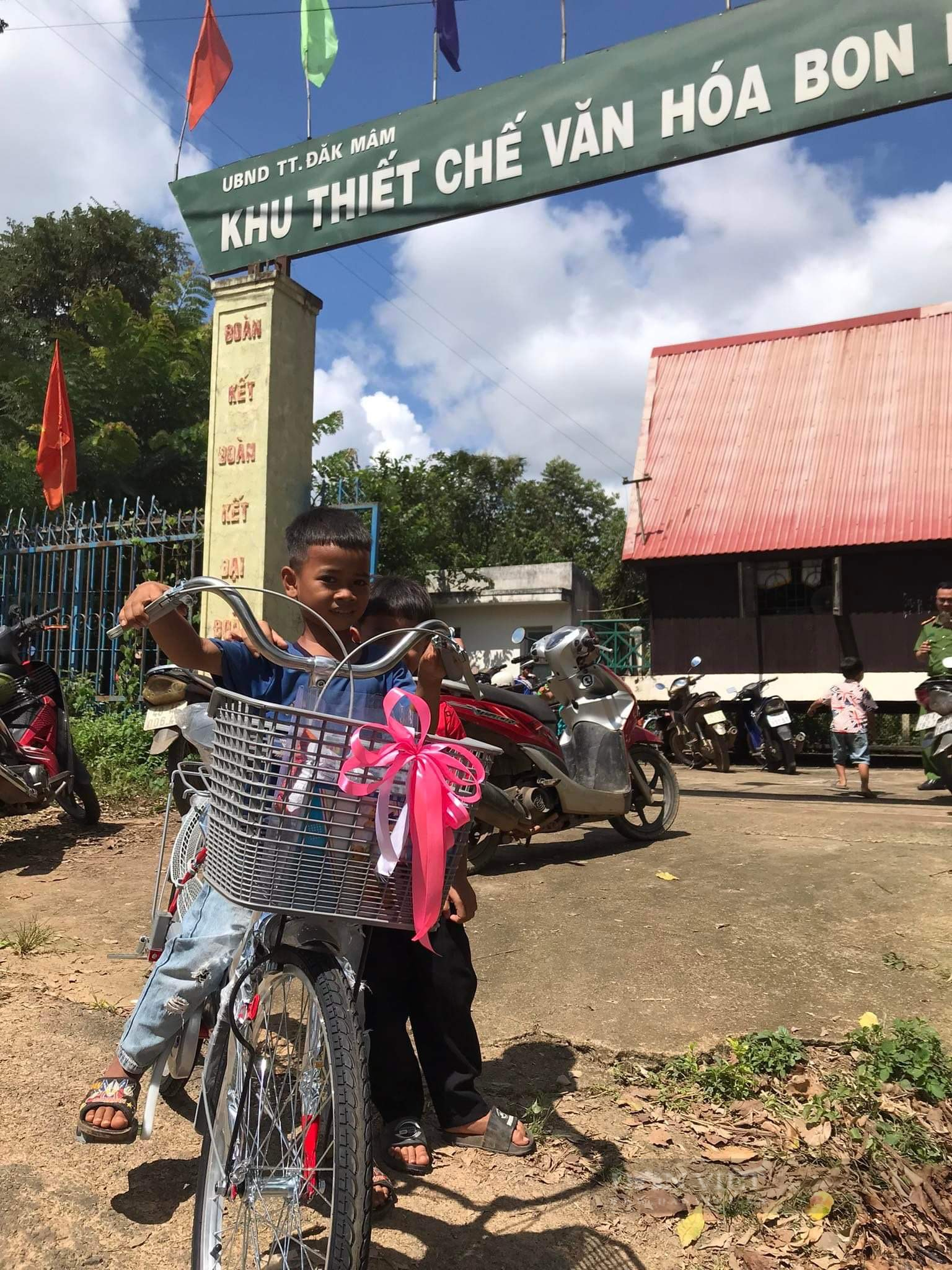 Báo Nông thôn Ngày nay/điện tử Dân Việt trao 300 suất quà và 10 xe đạp cho các em thiếu nhi dịp trung thu 2022 - Ảnh 8.