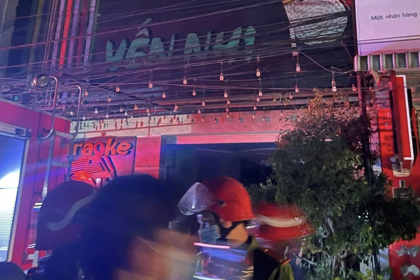Đồng Nai: Cháy quán karaoke, cảnh sát khoan, đục tường để vào bên trong ứng cứu - Ảnh 4.