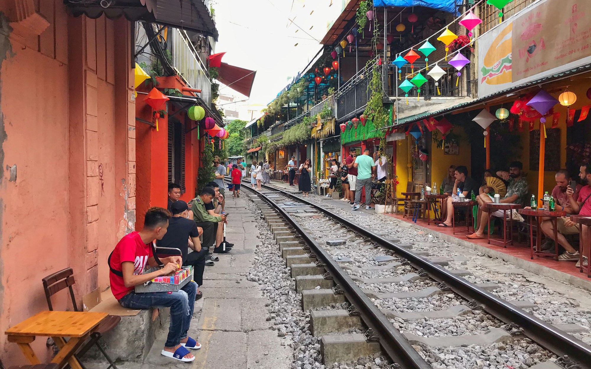 "Xóm cà phê đường tàu” tấp nập và bài toán an toàn cho du khách