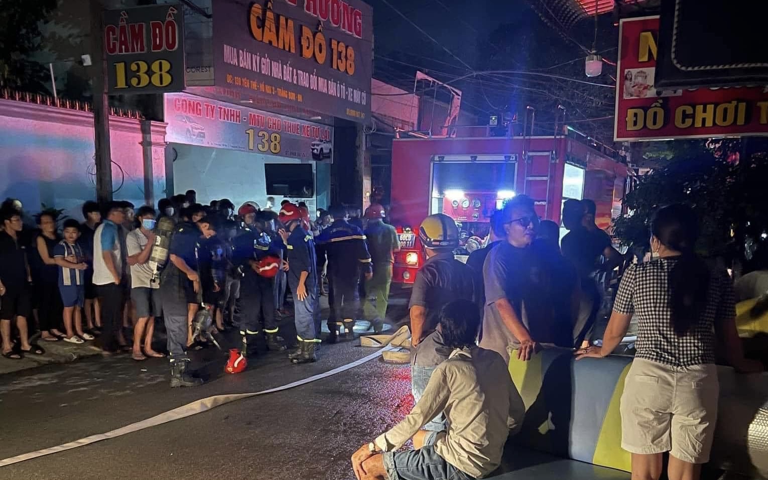 Đồng Nai: Cháy quán karaoke, cảnh sát khoan, đục tường để vào ứng cứu