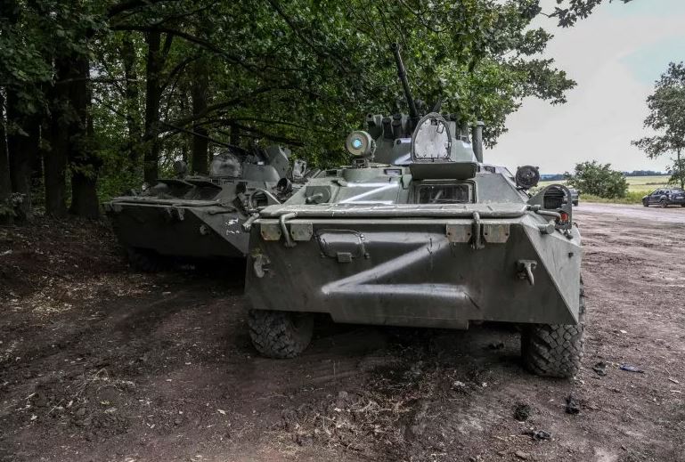 Ukraine tuyên bố quân đội Nga rút lui nhanh chóng, bỏ lại một nửa số trang thiết bị - Ảnh 1.