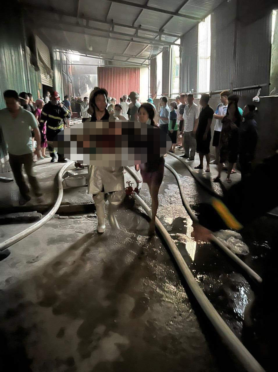 Vụ cháy xưởng chăn ga ở Hà Nội khiến 3 mẹ con tử vong: Diễn biến mới nhất - Ảnh 2.