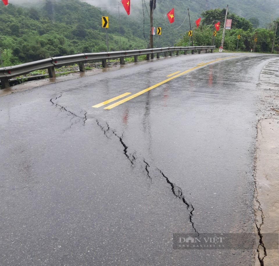 Vết nứt bất thường dài hàng trăm mét xé ngang nhiều nhà dân, hàng chục gia đình trong vùng &quot;báo động đỏ&quot; - Ảnh 4.