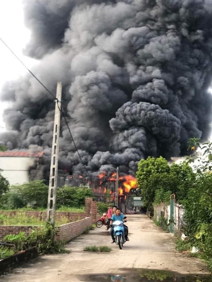 Vụ cháy xưởng chăn ga ở Hà Nội khiến 3 mẹ con tử vong: Diễn biến mới nhất - Ảnh 1.