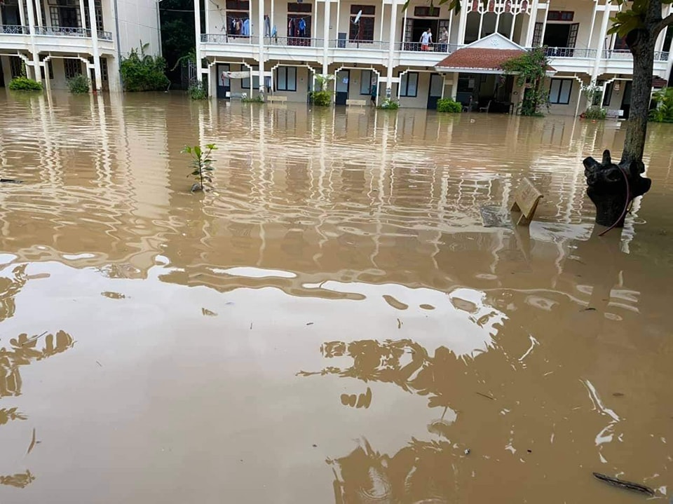 Sơn La: Trường THCS Tạ Khoa ngập trong biển nước, hàng trăm học sinh nghỉ học - Ảnh 3.